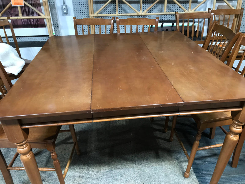 Brown Sleek Dinner Table with Chairs