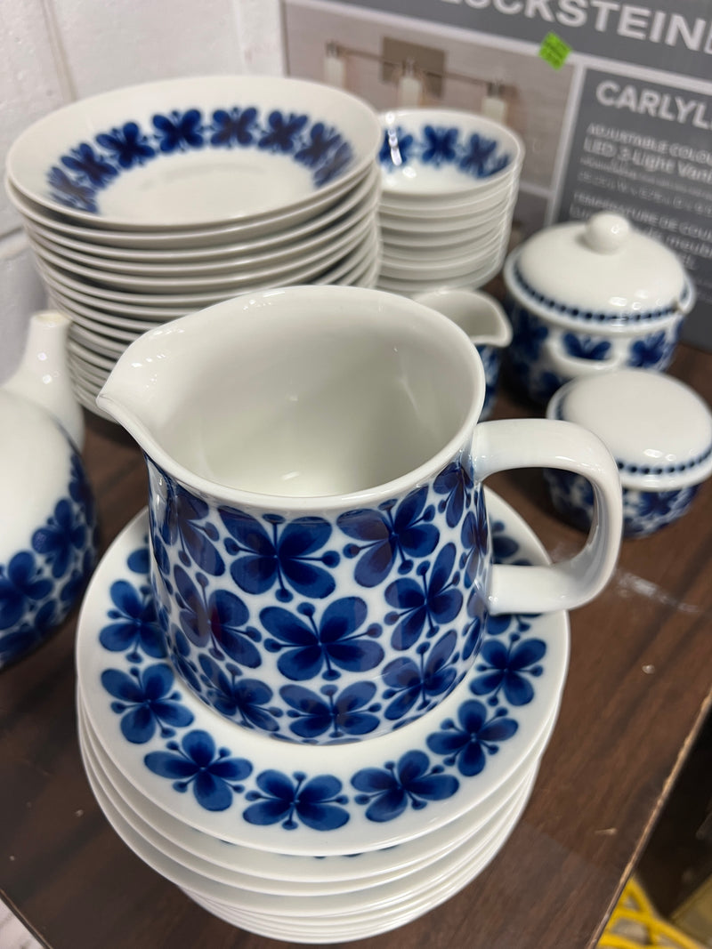 Vintage Rörstrand Mon Amie Dinnerware by Marianne Westman — 45-Piece Collection
