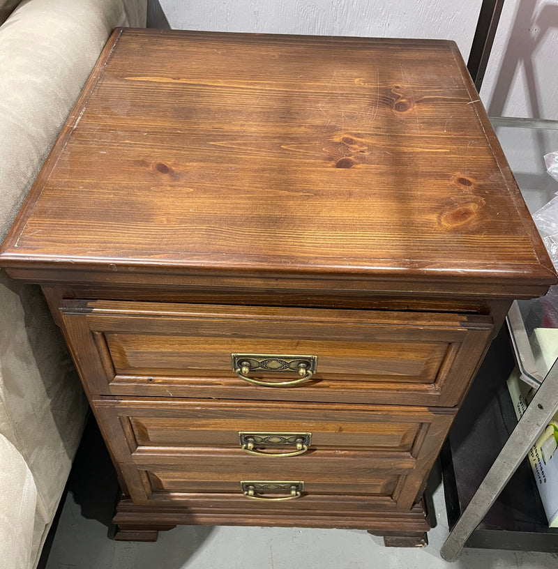 Vintage Traditional 3-drawer Nightstand