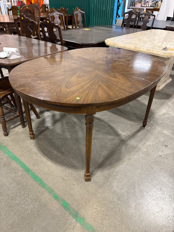 Traditional Style Oval Dining Table
