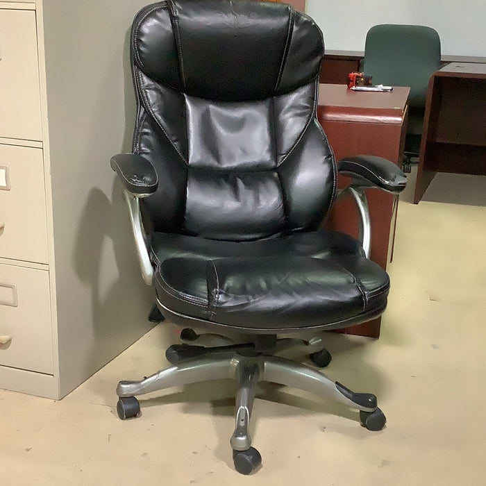 Black Cushioned Office Chair