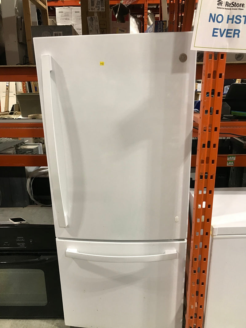 GE White Refrigerator With Bottom Freezer