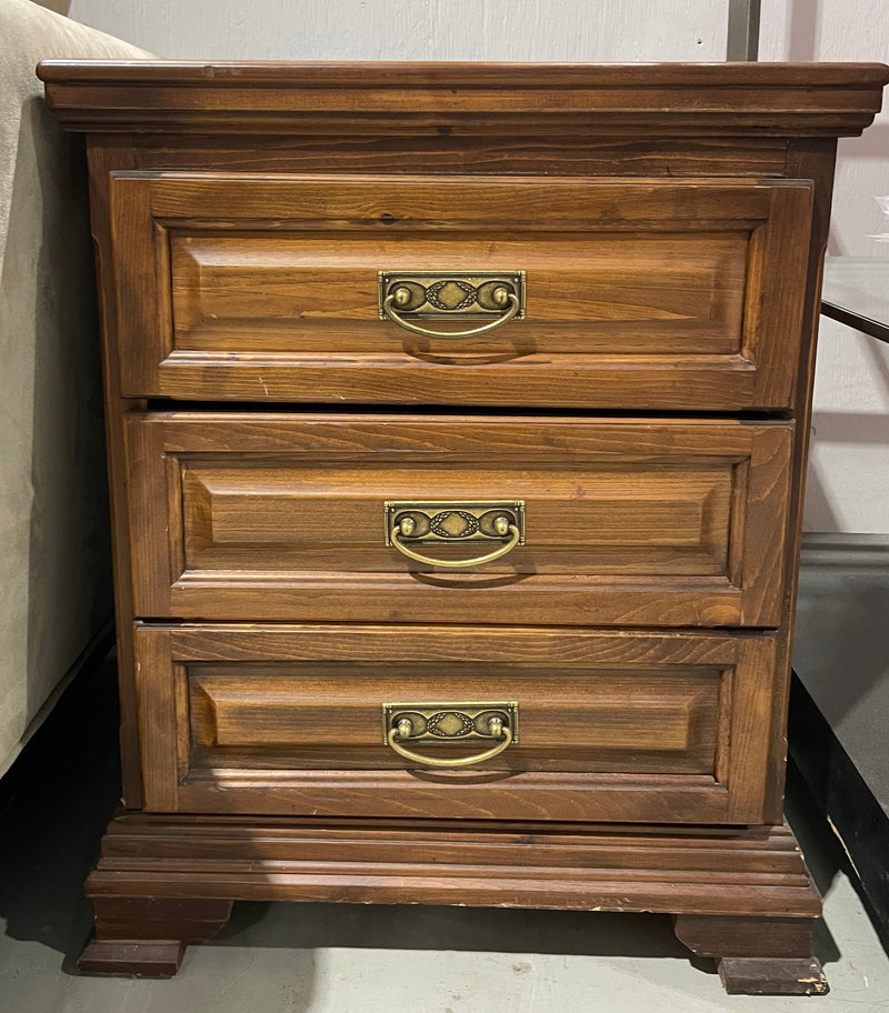 Vintage Traditional 3-drawer Nightstand