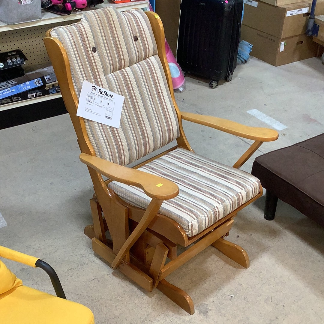 Tei Small Wood Rocker Mechanical Wooden Rocker – Habitat for Humanity Greater Ottawa ReStore