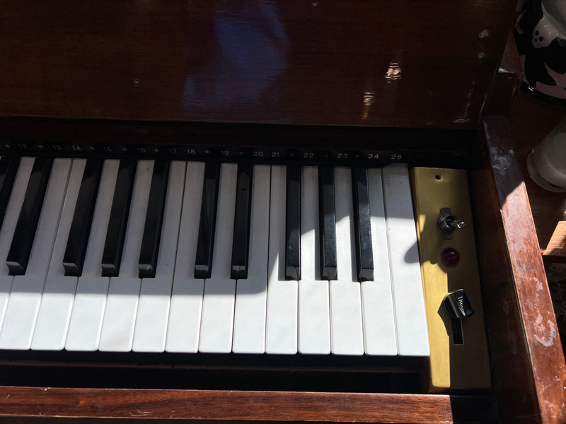 Vintage Electric Chord Organ – Mid-Century Console Piano