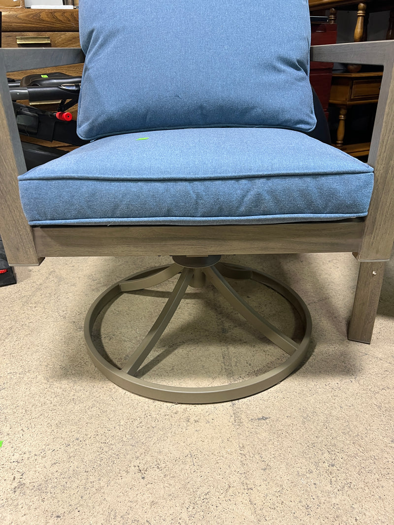 Landon & Co. Niagara Outdoor Swivel Lounge Chair