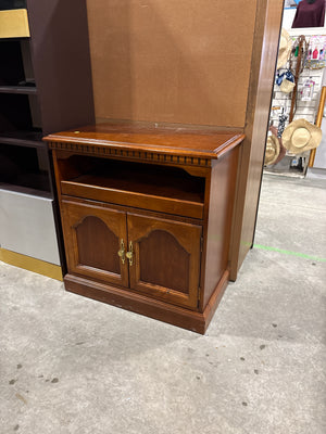Small Traditional Style Entertainment Cabinet