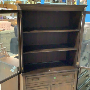 Bestickered Hutch