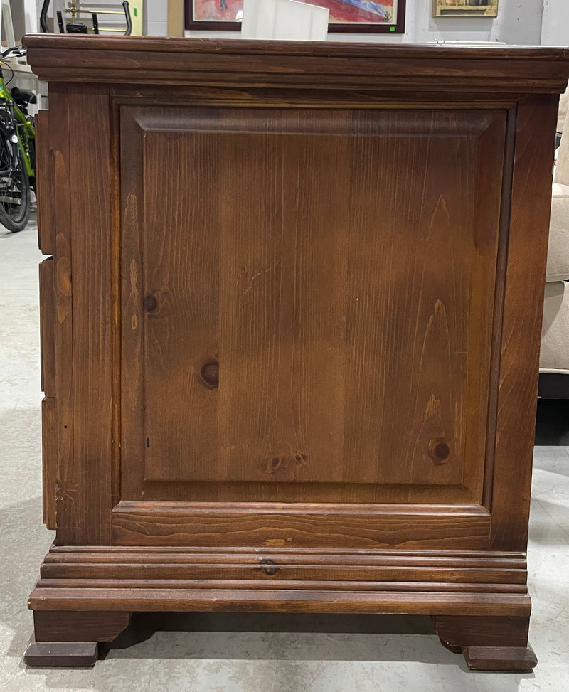 Vintage Traditional 3-drawer Nightstand