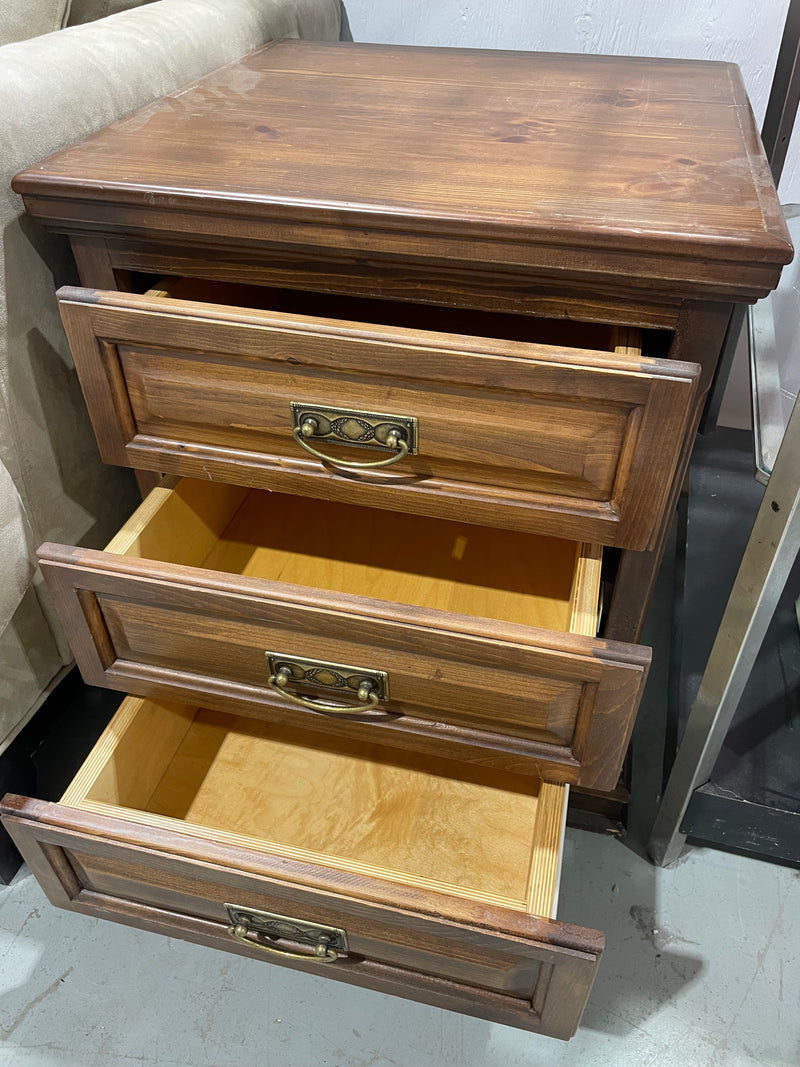 Vintage Traditional 3-drawer Nightstand