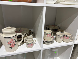 Vintage Floral Dishware Set (22 pieces)