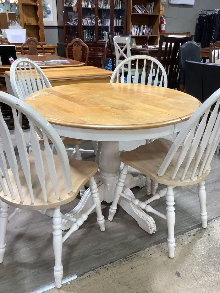 Traditional Round Farmhouse Dining Table with 4 Chairs