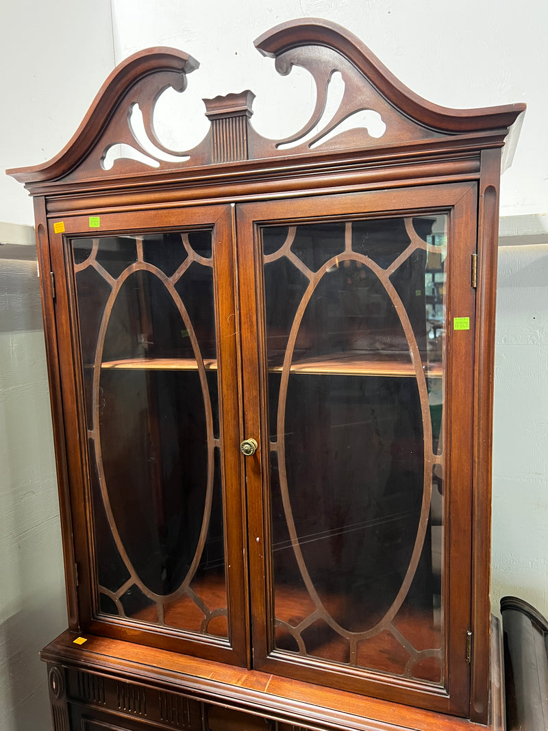 Vintage Bernhardt Mahogany Duncan Phyfe China Cabinet
