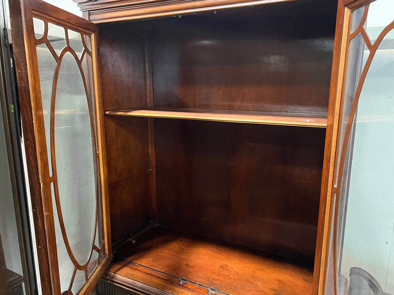 Vintage Bernhardt Mahogany Duncan Phyfe China Cabinet
