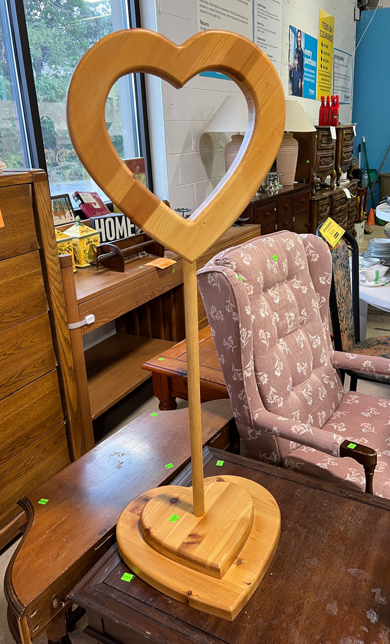 Wooden Heart-Shaped Quilt & Blanket Display Stand