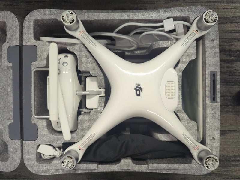 DJI PHANTOM 4 Excellent Condition (Dead Drone Battery - Costs $110 in Amazon)