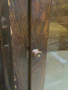 Demonstration of how to unlatch the door by pressing the button on the handle.