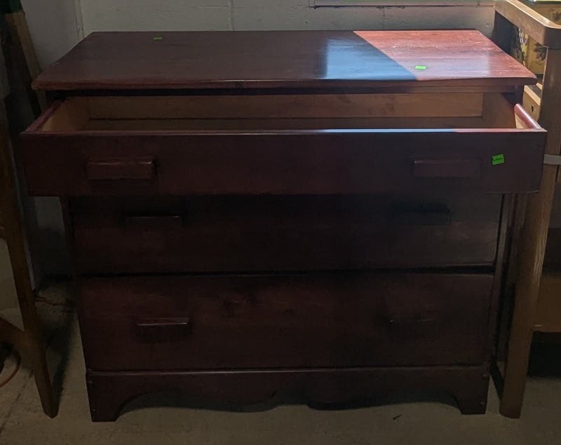 Traditional 3-Drawer Dresser