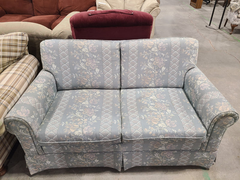 Traditional Floral Upholstered Two-Cushion Loveseat