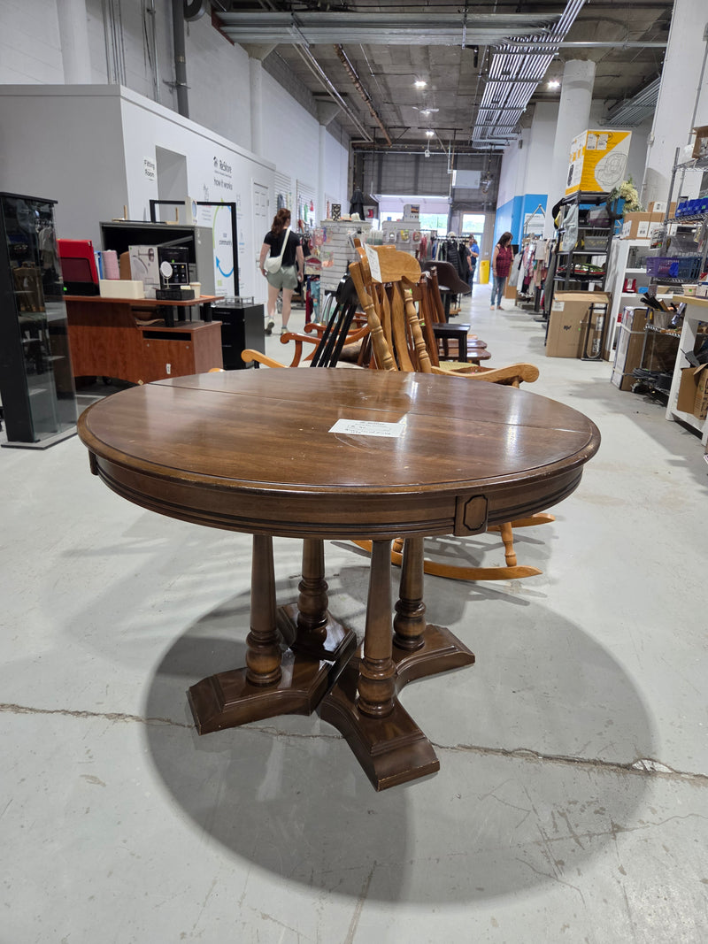 Traditional Round Wooden Pedestal Dining Table