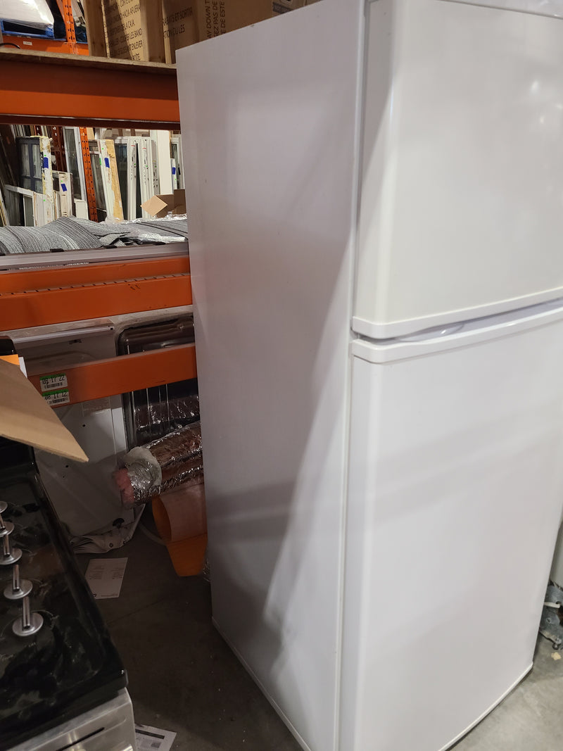 Amana Top-Mount Refrigerator with Glass Shelves in White
