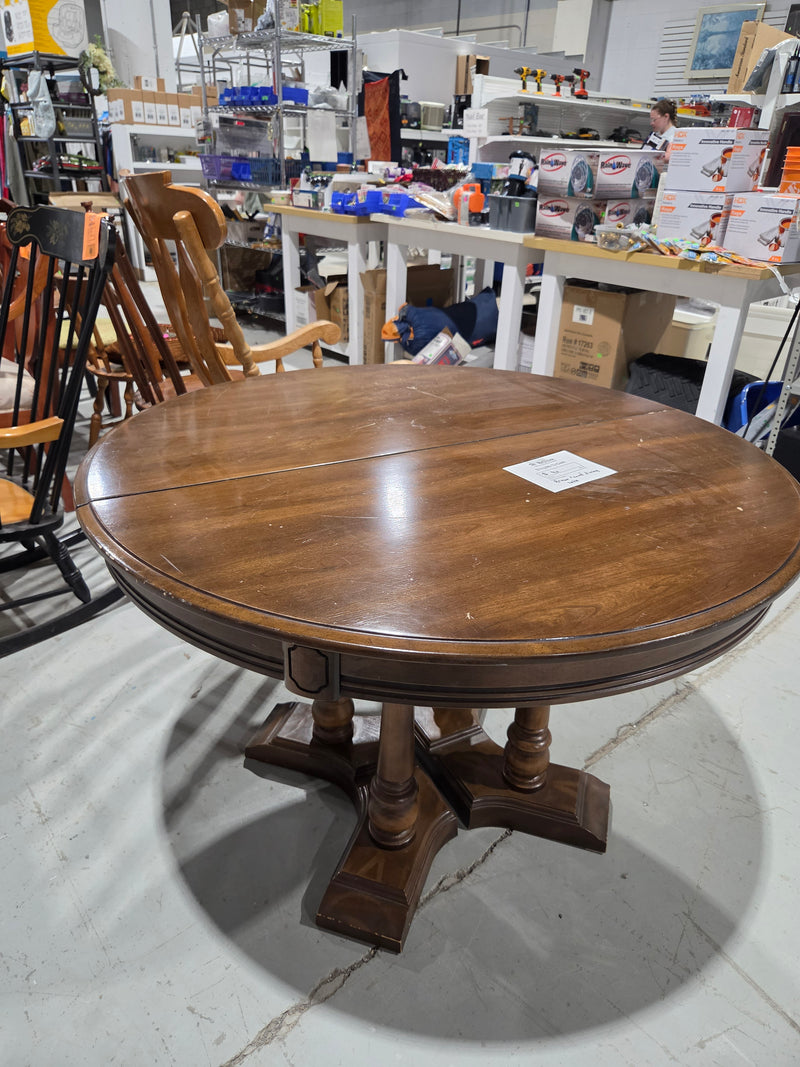 Traditional Round Wooden Pedestal Dining Table