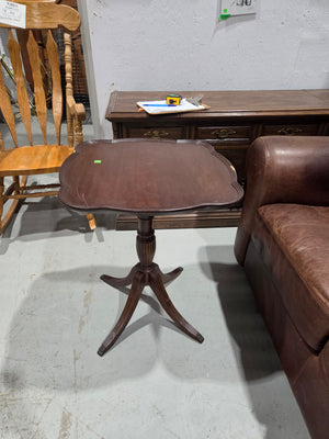 Vintage Traditional Style Piecrust Pedestal Accent Table