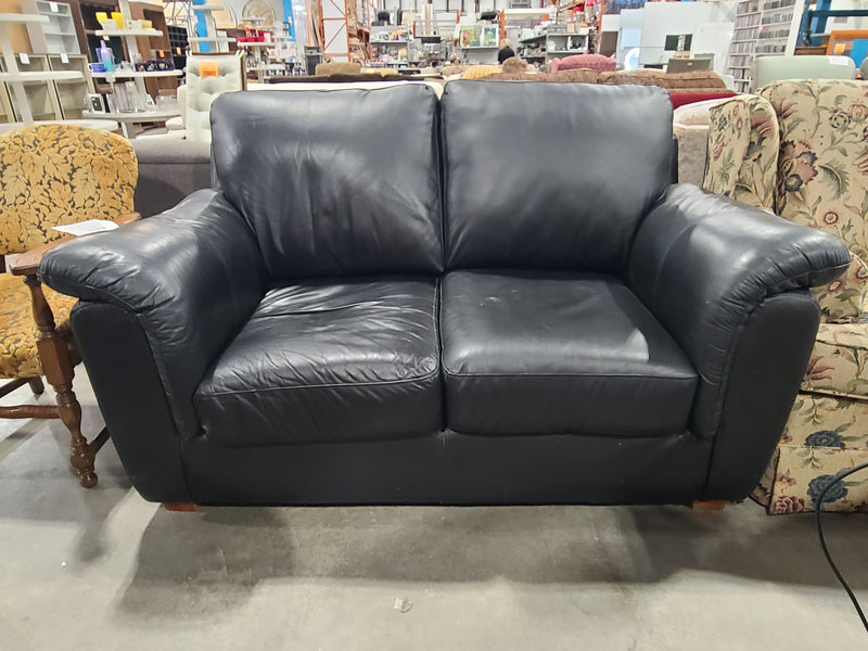 Classic Black Leather 2-Cushion Loveseat