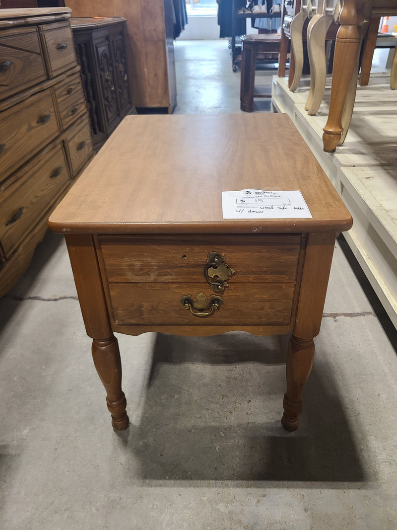 Timeless Turned-Leg Wooden End Table with Brass Hardware