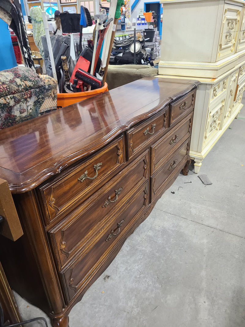 French Provincial Traditional Wood 7-Drawer Double Dresser