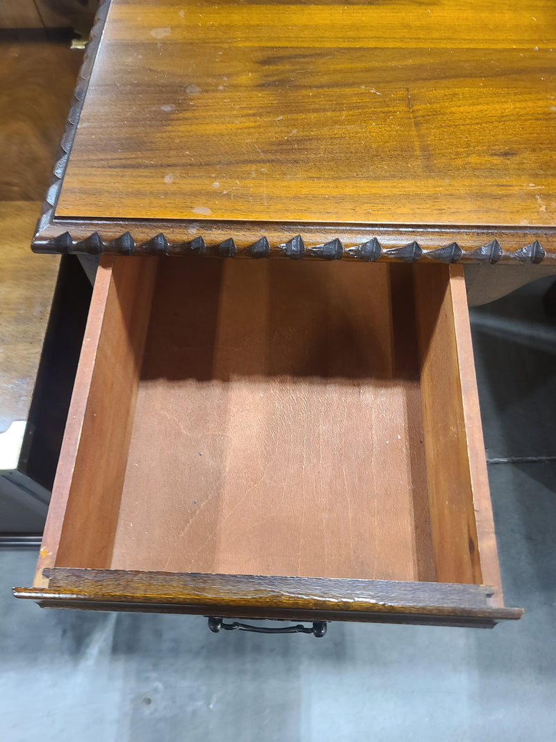 Excellent Condition Vintage Wooden 8-Drawer Pedestal Desk / Vanity