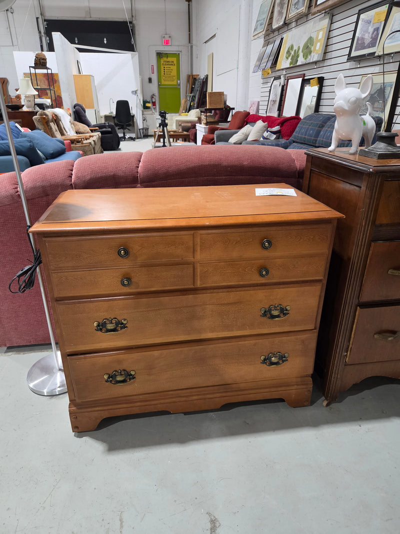 Traditional 3-Drawer Dresser