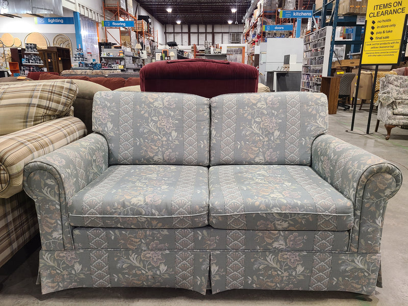 Traditional Floral Upholstered Two-Cushion Loveseat