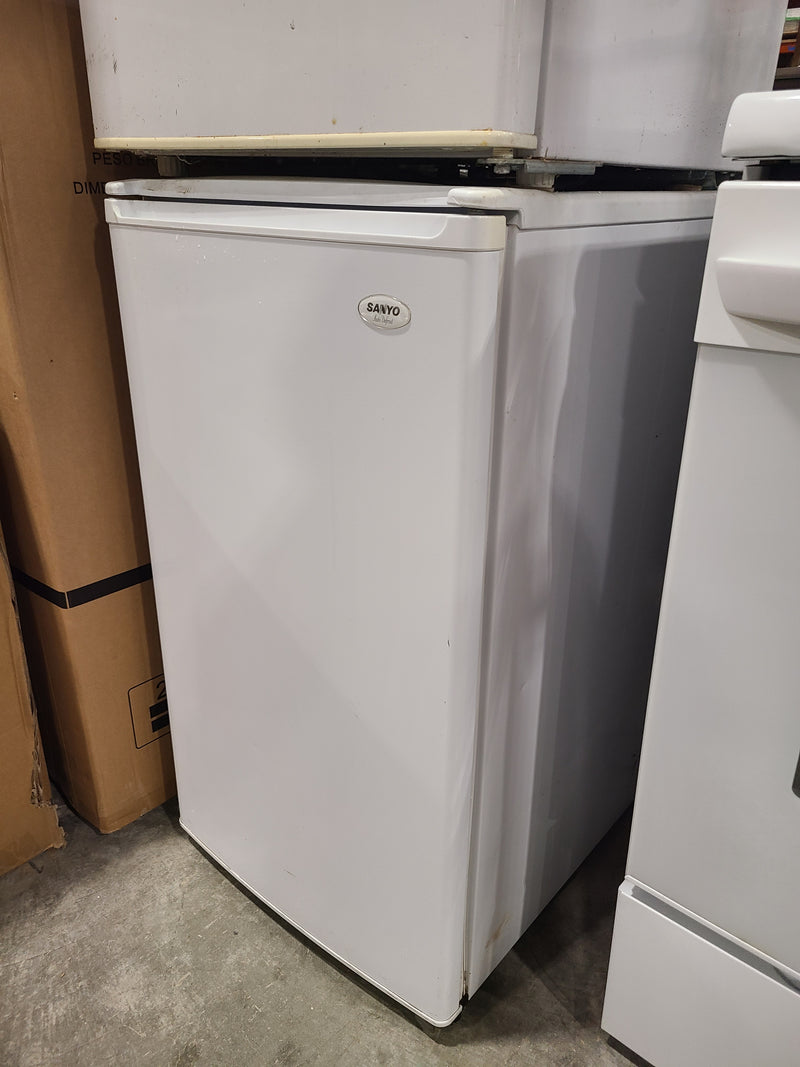Sanyo Auto Defrost Compact Mini Fridge in White