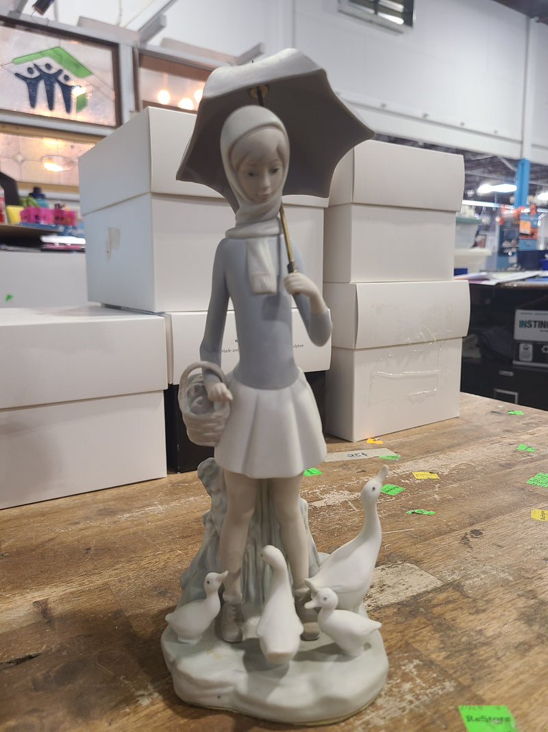 Vintage Lladró Porcelain Figurine – "Girl with Umbrella and Geese"