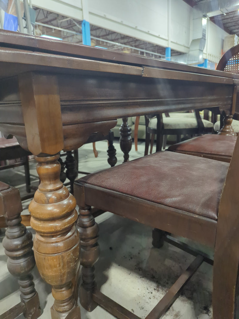 Large Wooden Dining Table with Built-in Leafs and 5 Dining Chairs
