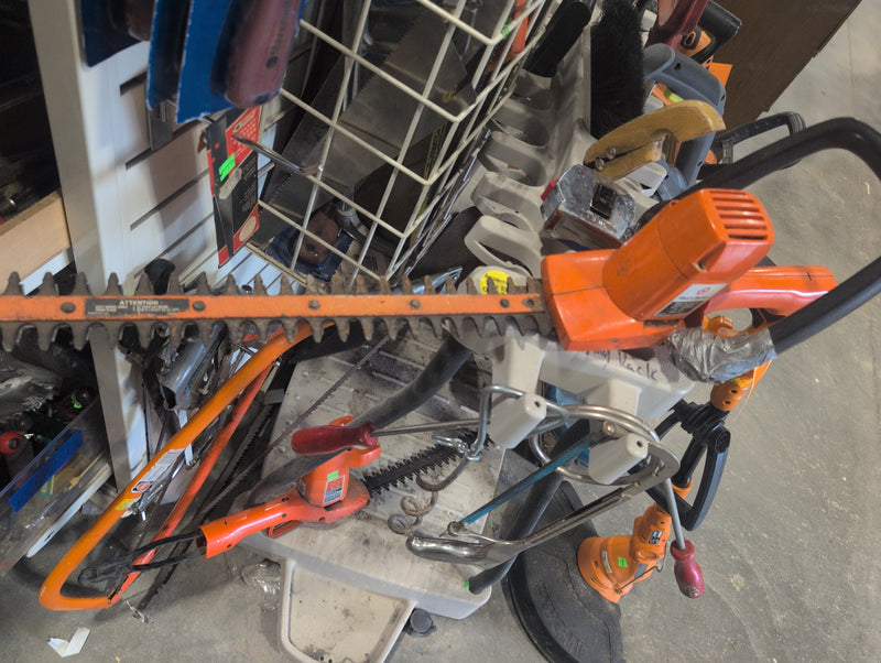 Black & Decker 16 Inch Deluxe Hedge Trimmer