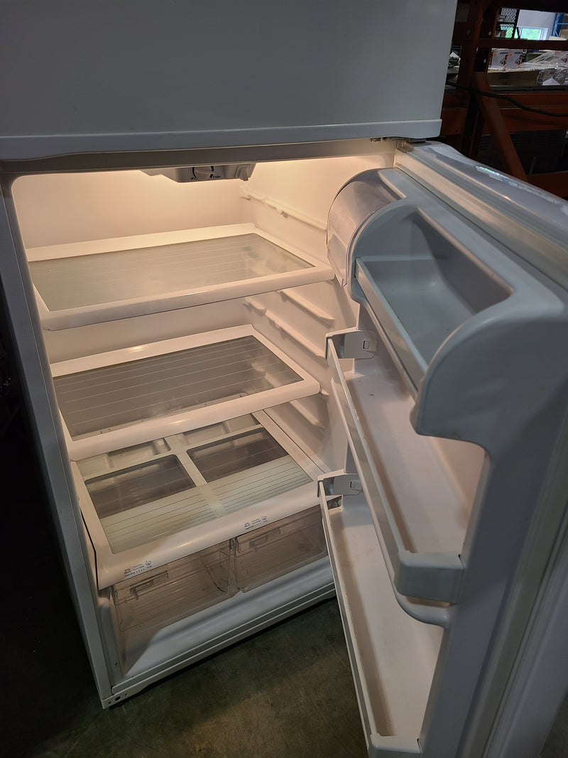 Amana Top-Mount Refrigerator with Glass Shelves in White