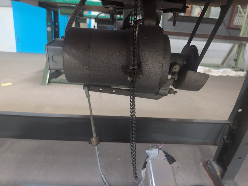 Overlocker Industrial Sewing Machine with Table