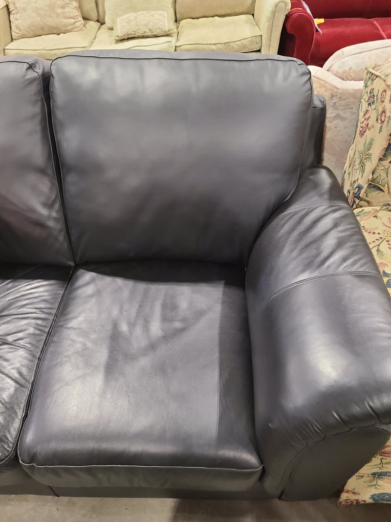 Classic Black Leather 2-Cushion Loveseat