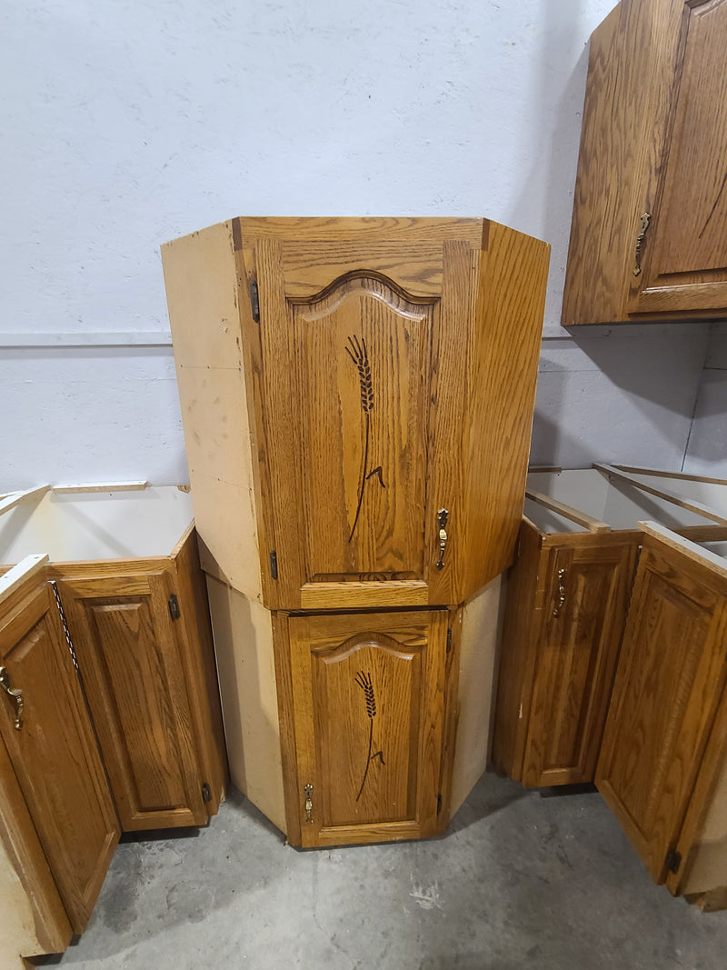 Classic Oak Raised-Panel Kitchen Cabinet Set (13 Pieces Total)