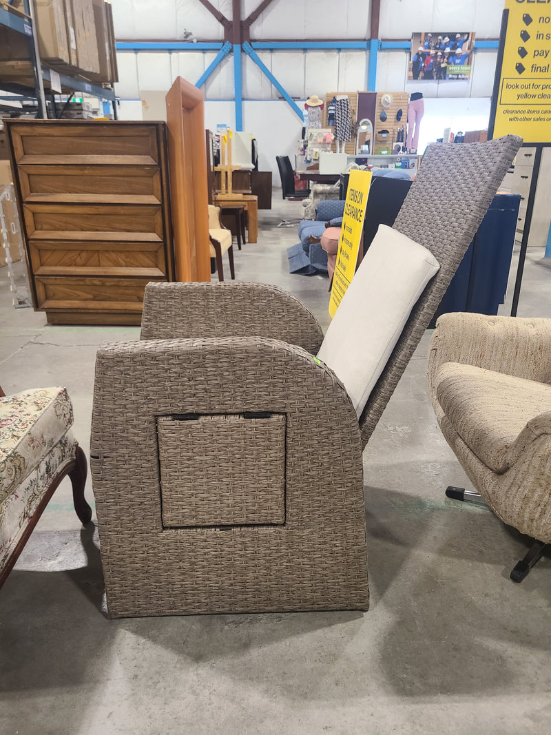 Outsunny All-Weather Wicker Outdoor Recliner Armchair with Fold-Out Side Table