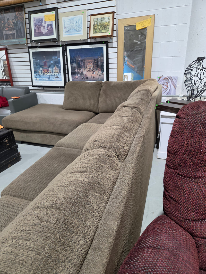 L-Shaped Sectional Sofa with Left-Facing Chaise