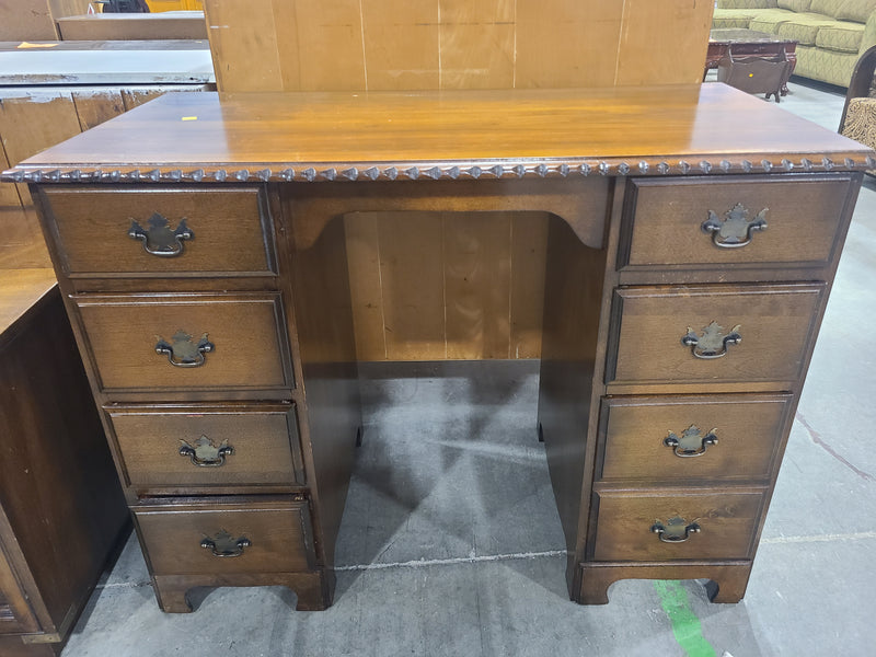 Excellent Condition Vintage Wooden 8-Drawer Pedestal Desk / Vanity