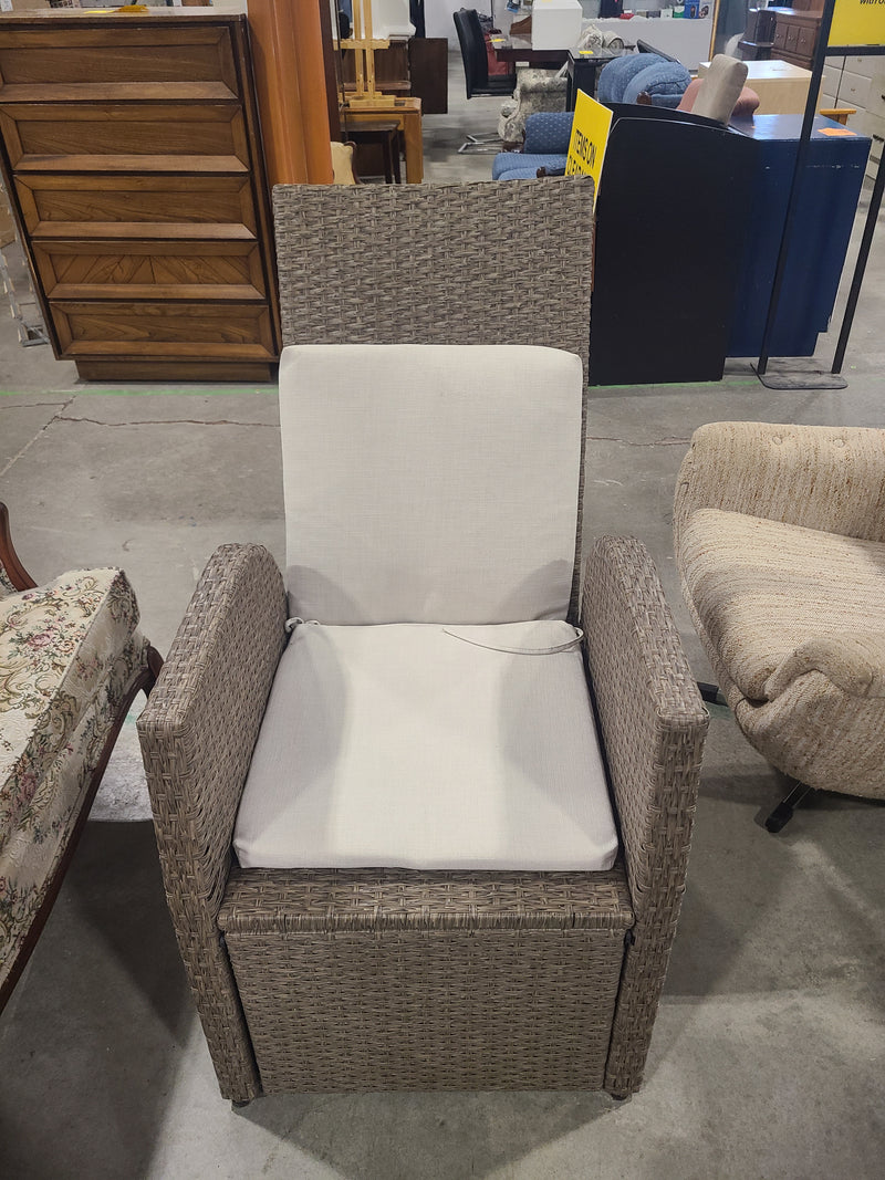 Outsunny All-Weather Wicker Outdoor Recliner Armchair with Fold-Out Side Table