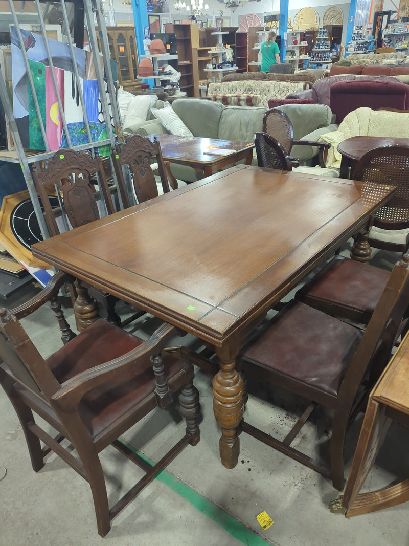 Large Wooden Dining Table with Built-in Leafs and 5 Dining Chairs
