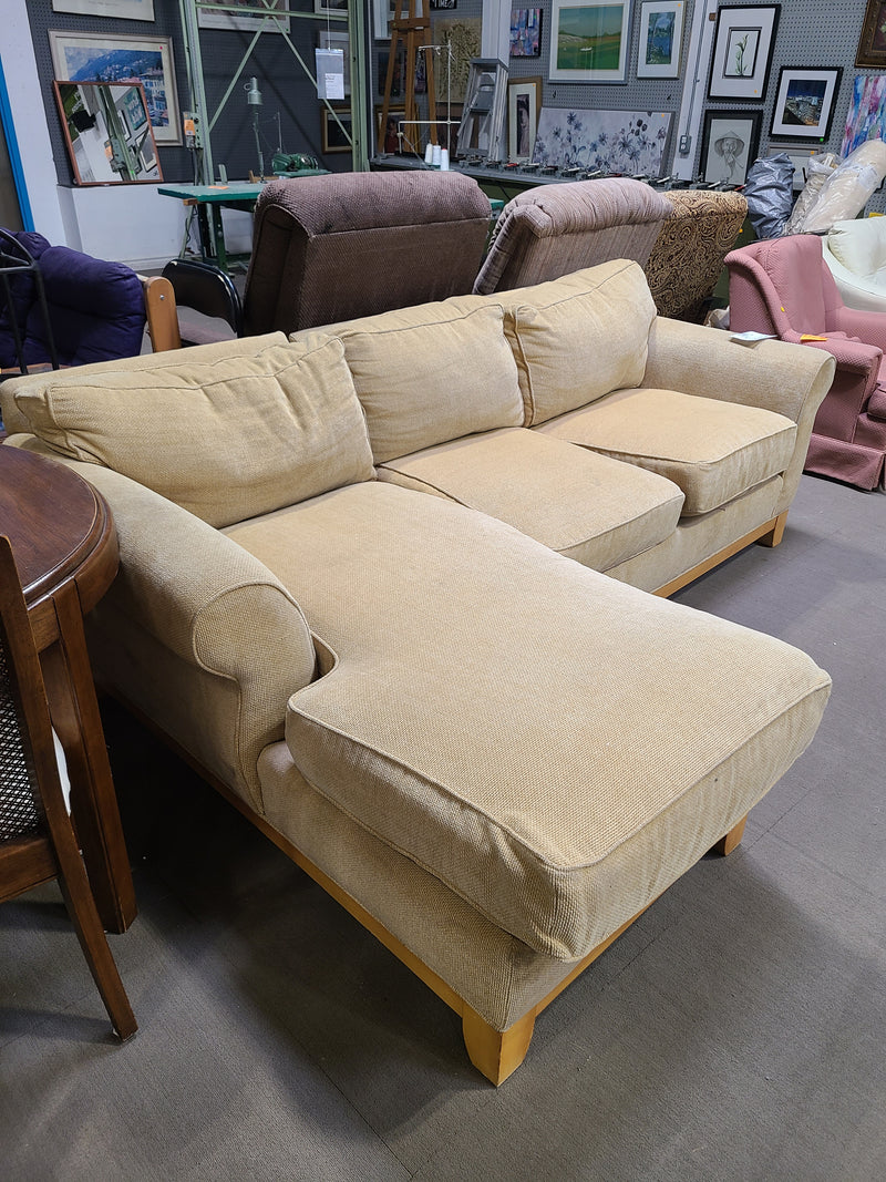Broyhill 3-Seater Sectional Sofa with Left-Facing Chaise in Yellow