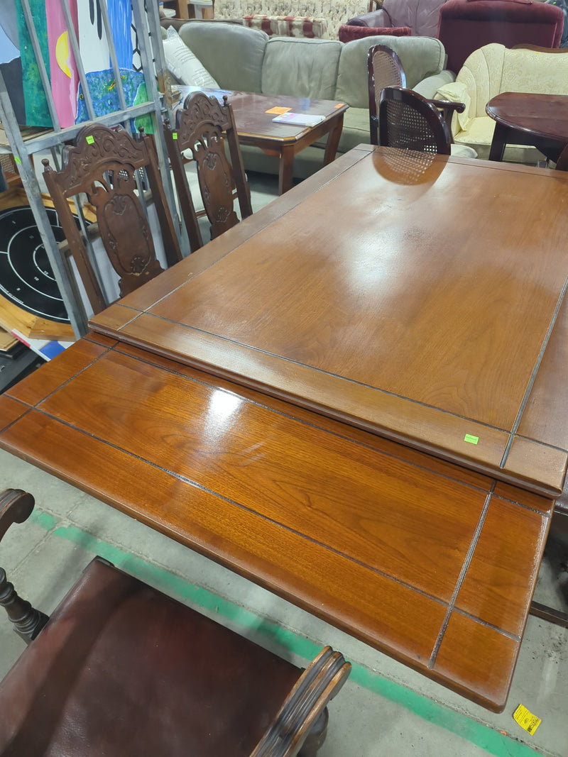 Large Wooden Dining Table with Built-in Leafs and 5 Dining Chairs