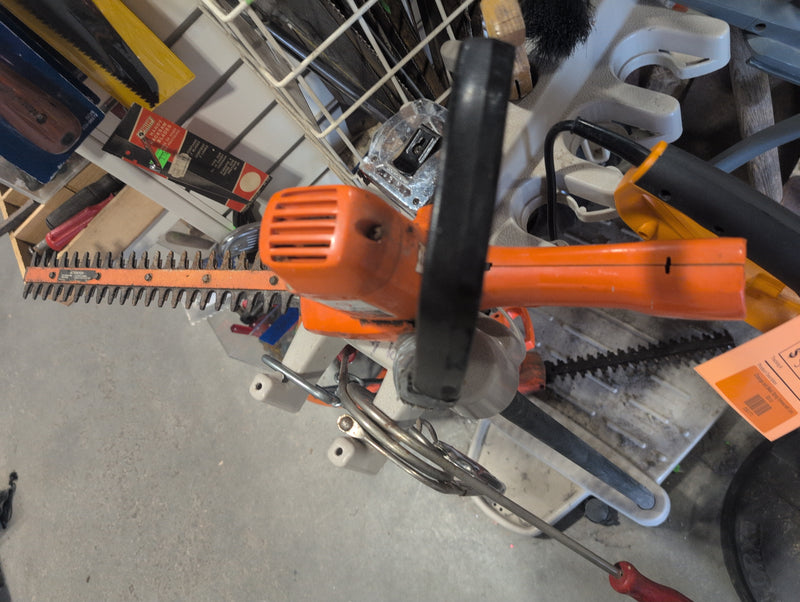 Black & Decker 16 Inch Deluxe Hedge Trimmer
