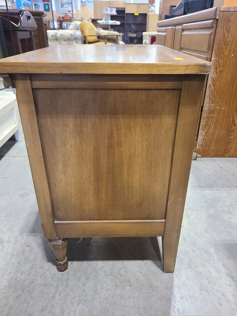 Classic Vintage-Style 2-Drawer Oak Nightstand